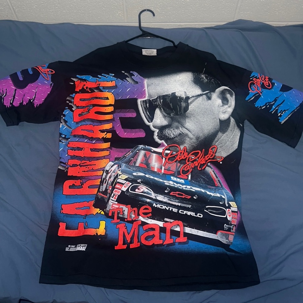 Vintage 1997 Dale Earnhardt NASCAR Graphic Tee. Size L.